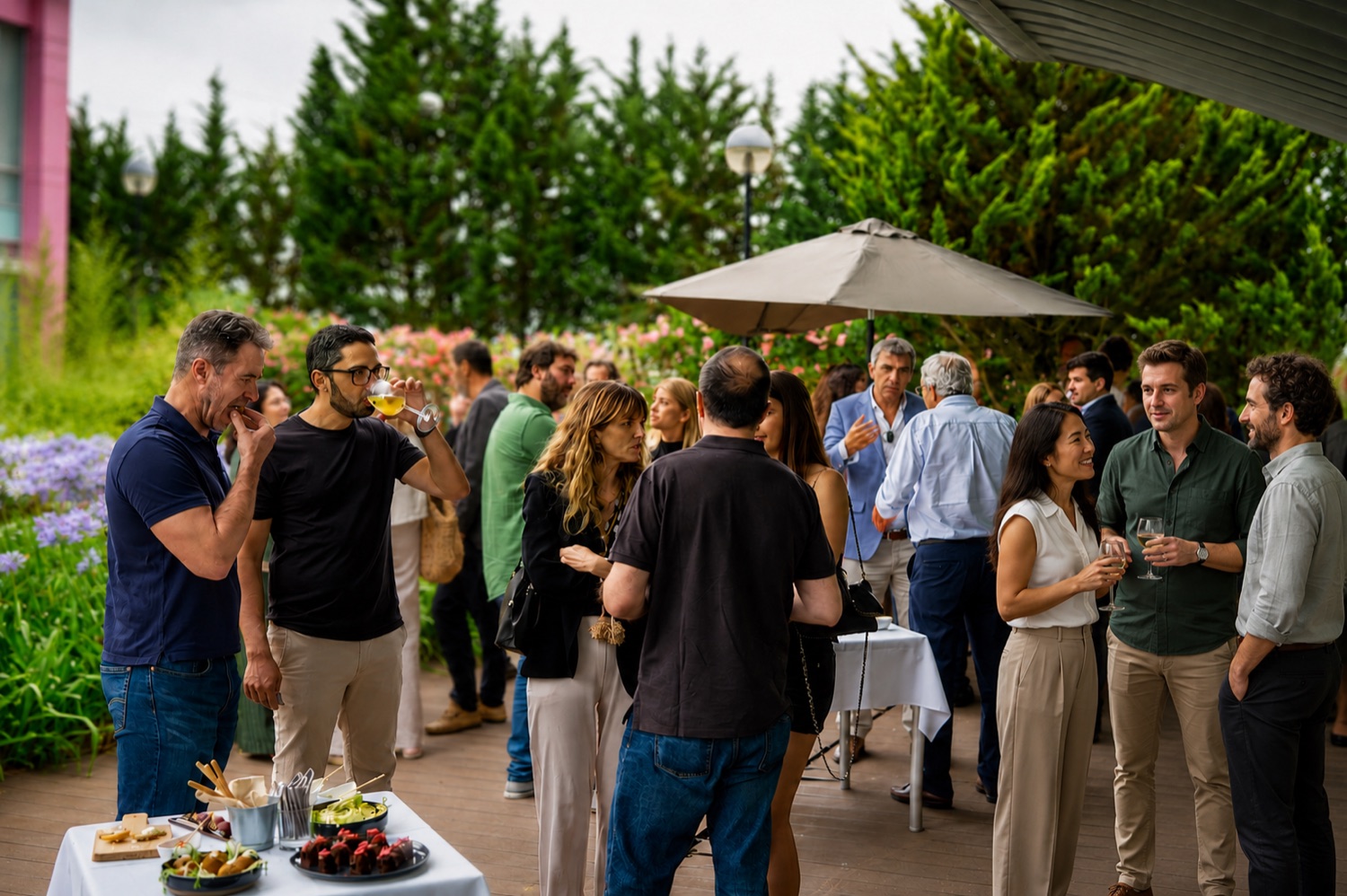 Momento de networking no evento RAD no Edifício Orange