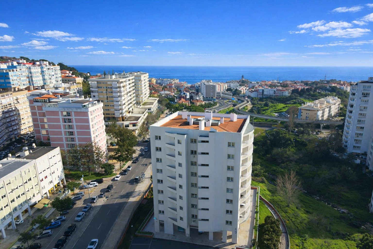 Vista aérea de um bairro residencial junto ao mar, na Grande Lisboa